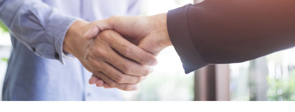 Poignée de main symbolisant l’accueil et le conseil au point de vente PBC Groupe