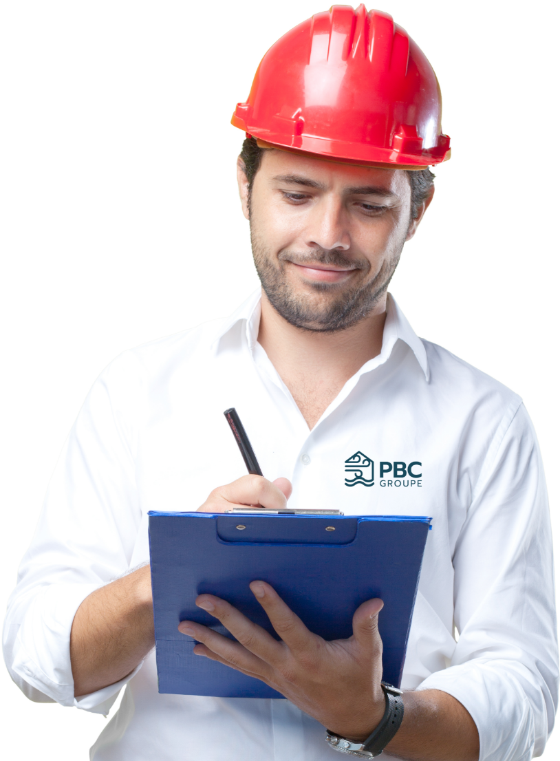 Expert PBC Groupe avec casque de chantier préparant un devis