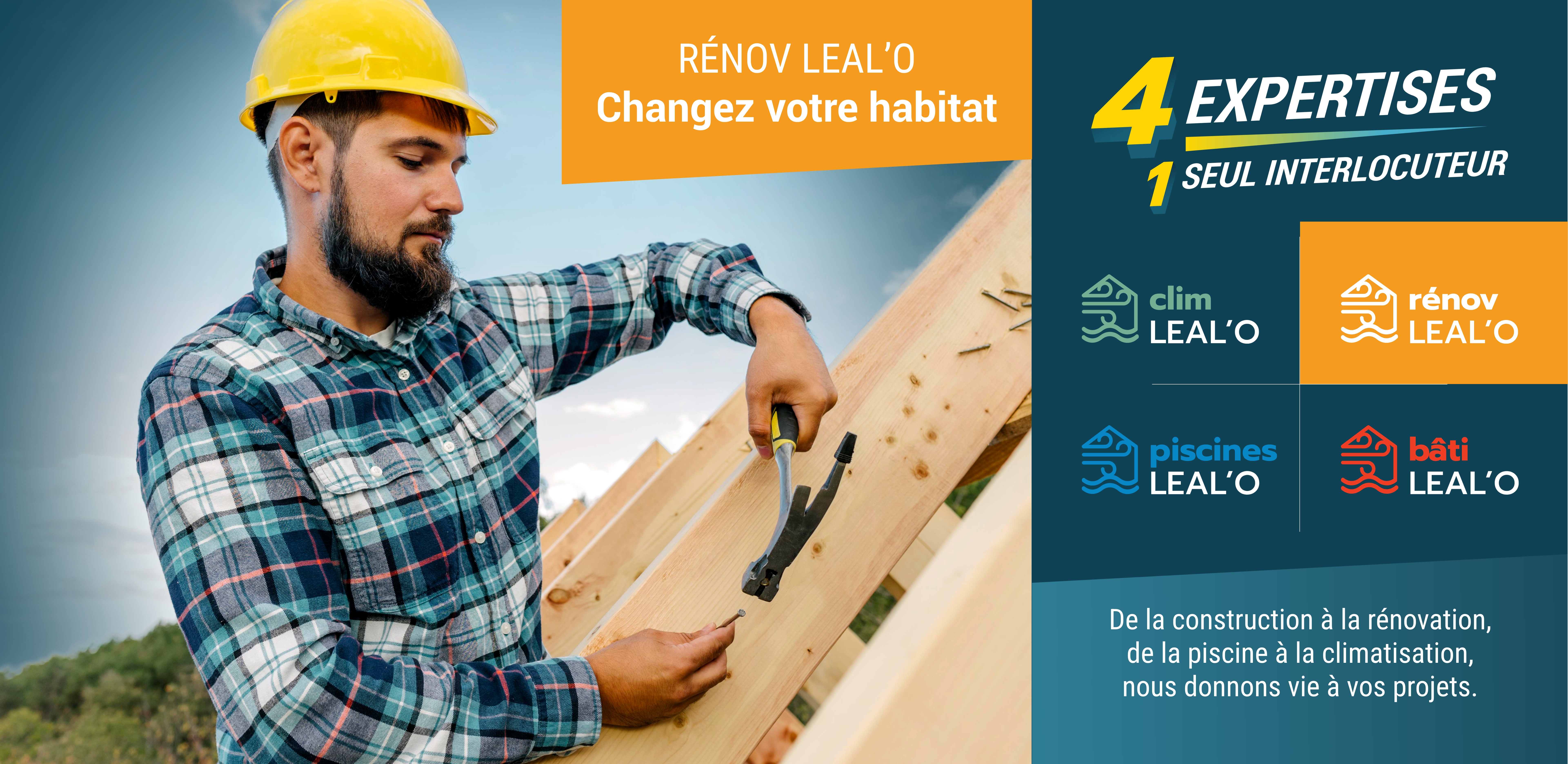 Artisan travaillant sur une charpente en bois – Rénov Leal’O