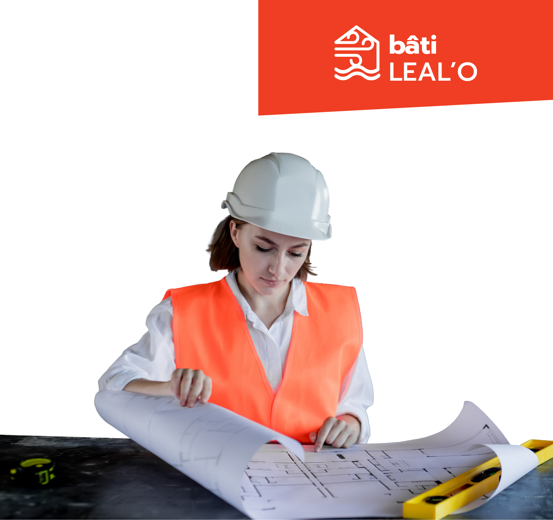 Professionnelle du bâtiment étudiant des plans de construction
