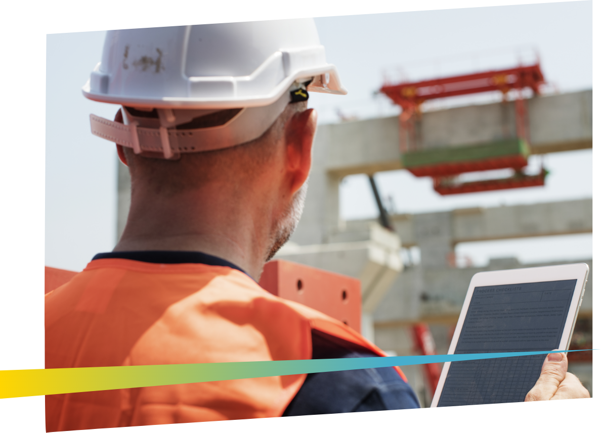 Professionnel du bâtiment consultant les plans d’un chantier de construction