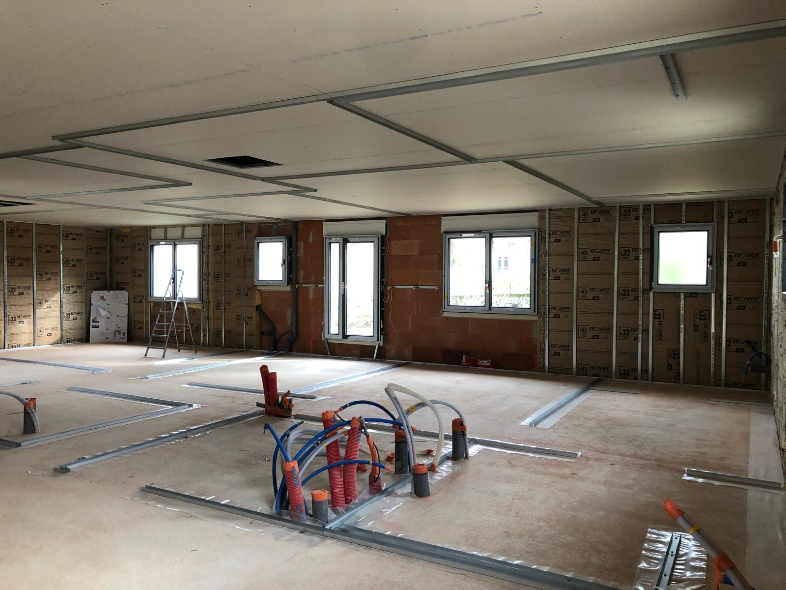 Rénovation d’une façade en pierre avec échafaudage.