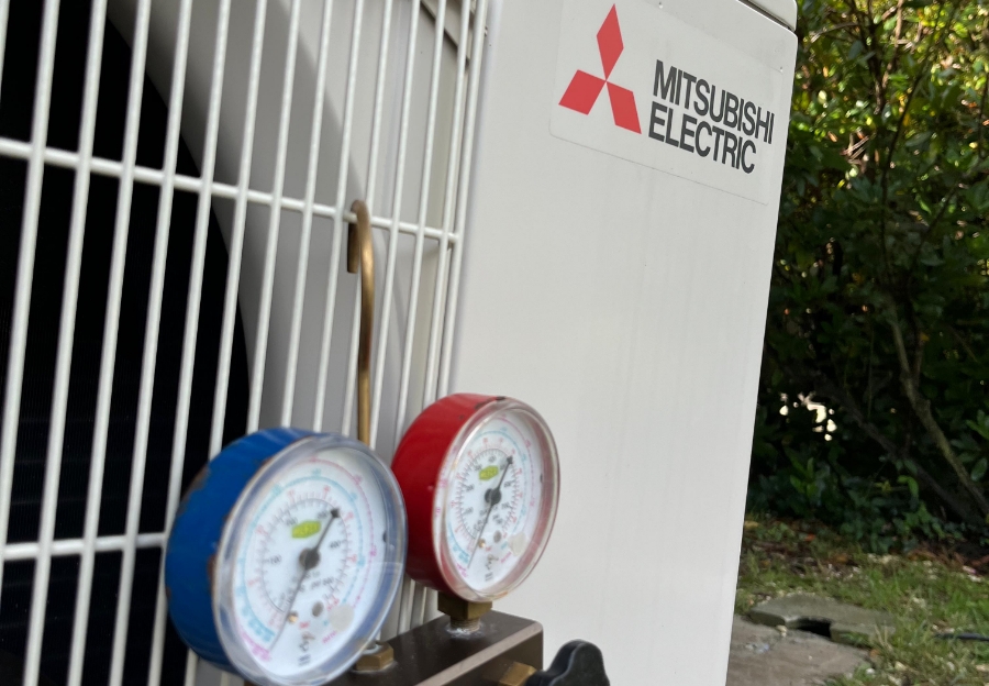Contrôle de pression sur une unité extérieure Mitsubishi Electric.