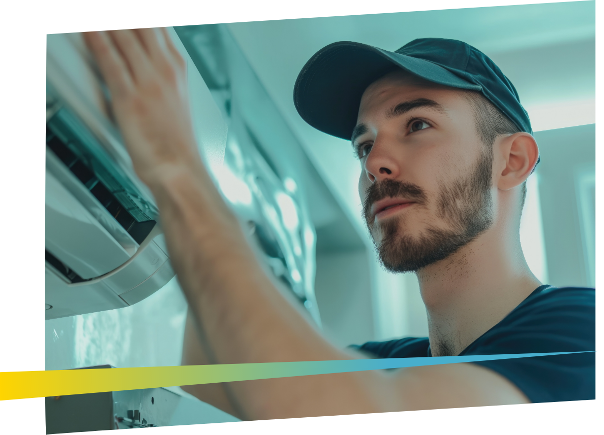 Technicien Clim Leal’O installant une unité intérieure de climatisation