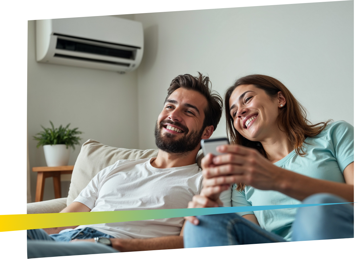 Couple profitant du confort d’une climatisation réversible dans son salon