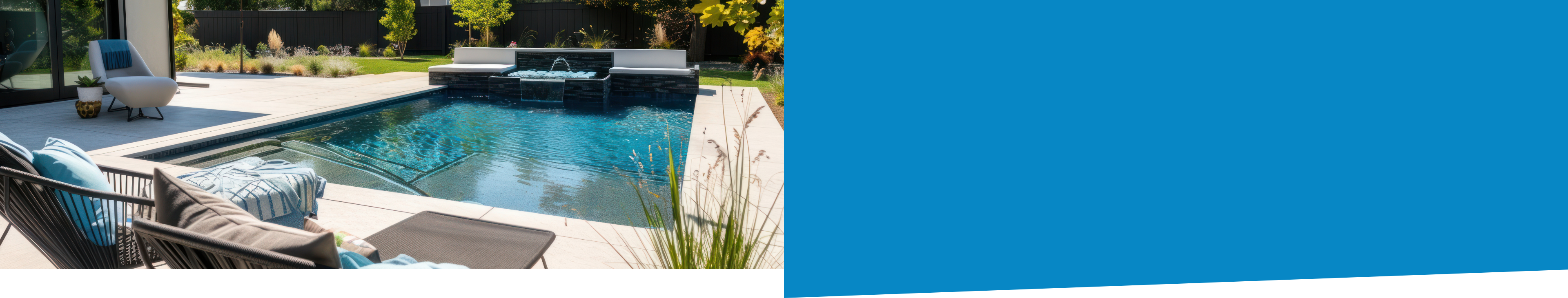 Piscine contemporaine avec terrasse aménagée dans un jardin