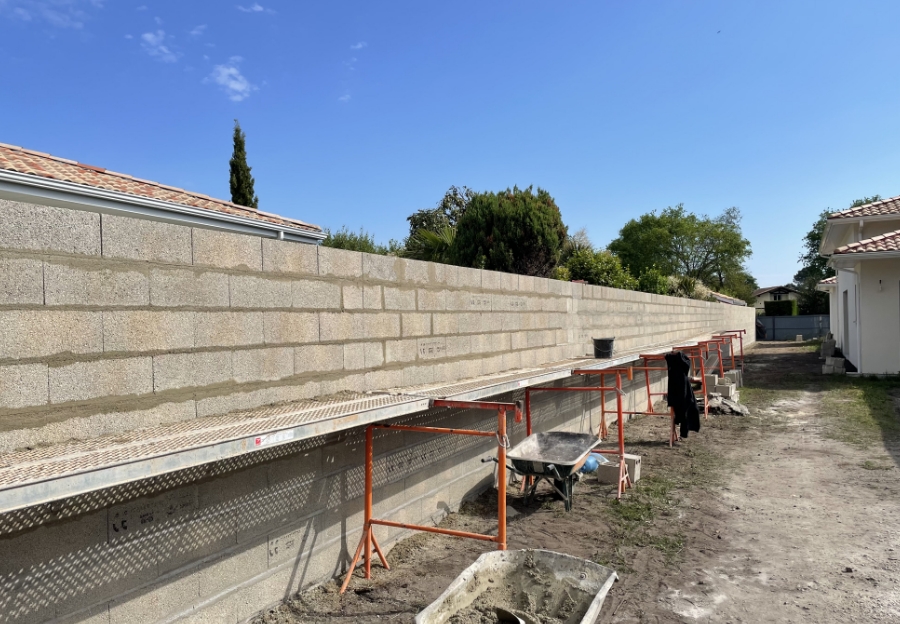 Maison neuve en briques avec toiture en tuiles et menuiseries posées.